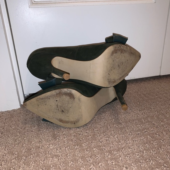 Like new Steven bow heels dark green color size 6 stiletto - Picture 2 of 3